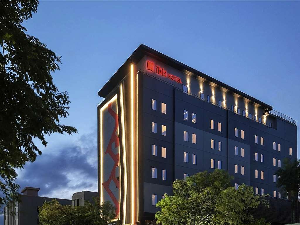 Hotel Ibis Surabaya Tidar Exterior foto